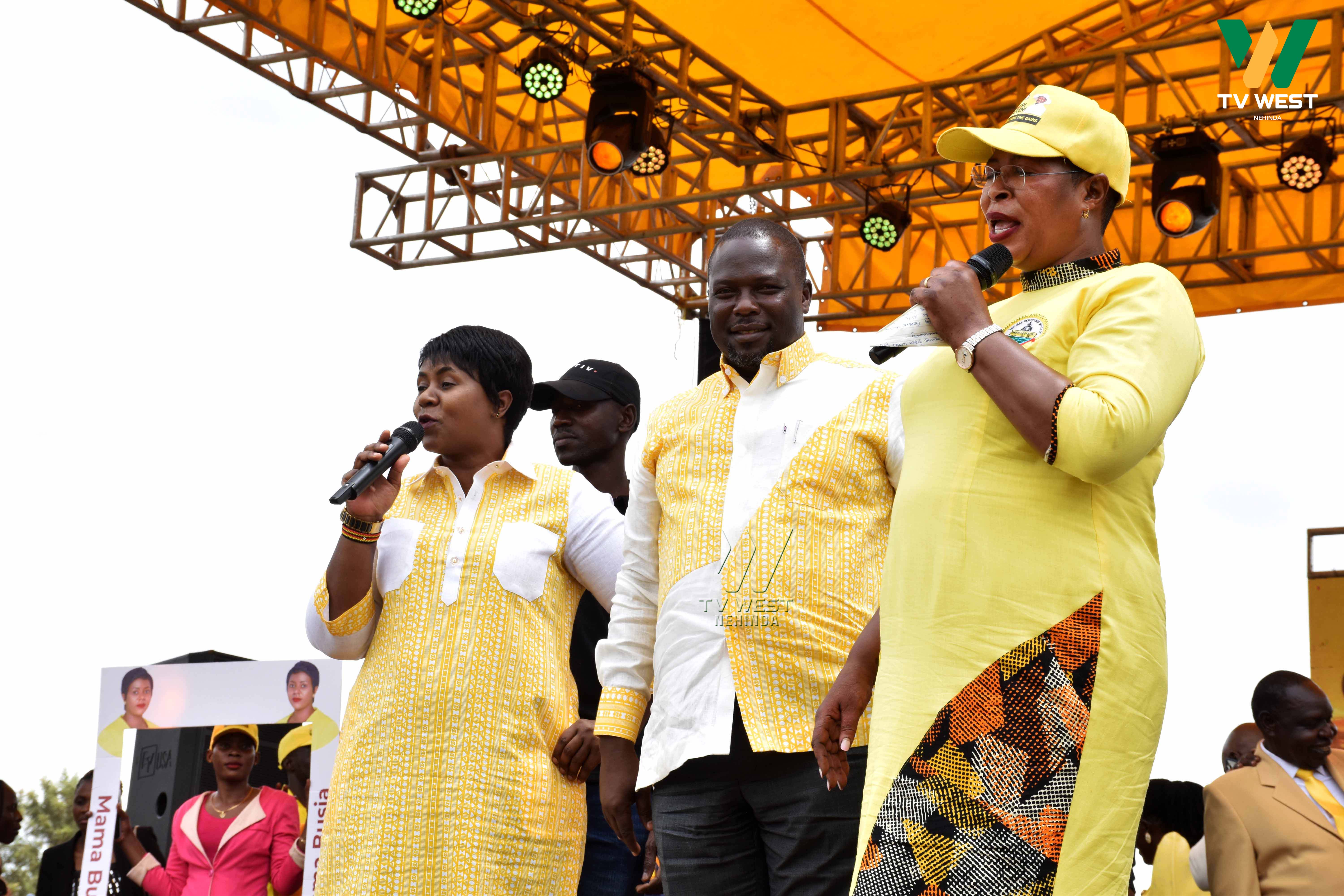 Sipiika Among naraganisa okutendeka n'okutebeekanisa abanyeishengyero abatoorainwe...(Photo by Simon Peter Tumwine)