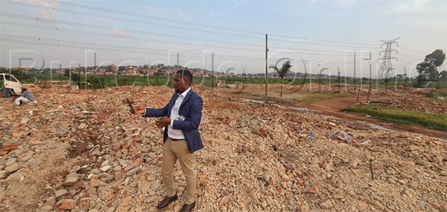 Haji Hassana Bulwadda ng'ali ku ttaka okwagobeddwa abantu mu lubigi