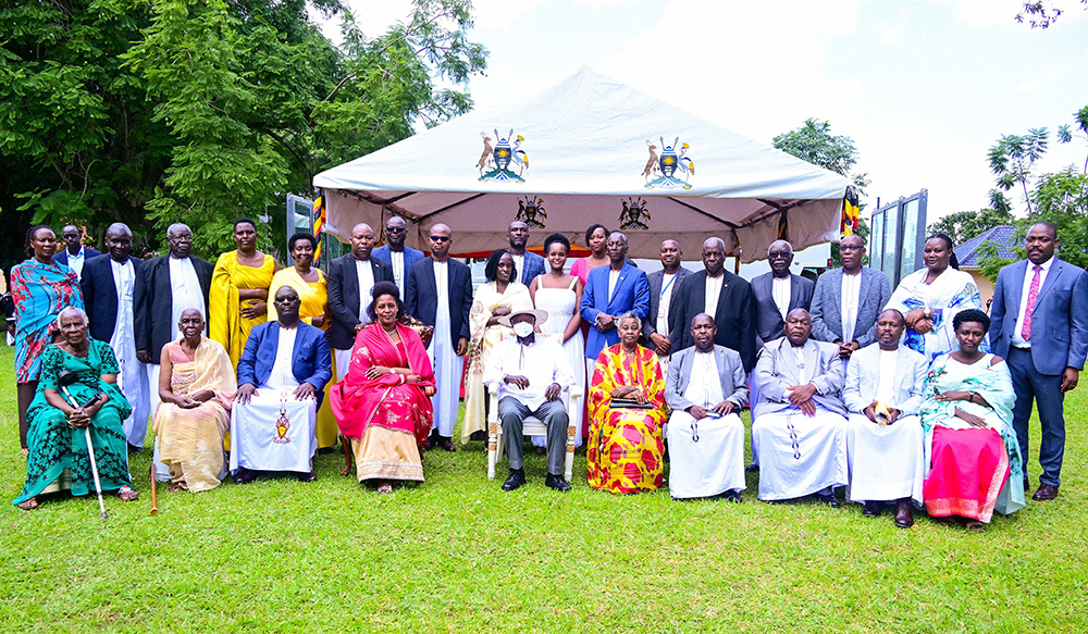 President Museveni poses for a photo with some members of the royal family of Bunyoro-Kitara Kingdom during the 31st coronation anniversary held at the kingdom palace in Hoima city on Wednesday. (PPU)