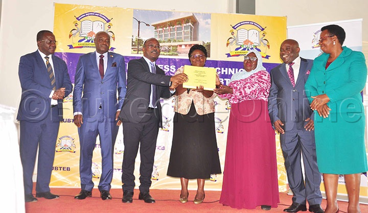 Minisita Kaducu (wakati) N'abalala Mu Kufulumya Ebyavudde Mu Bigezo.