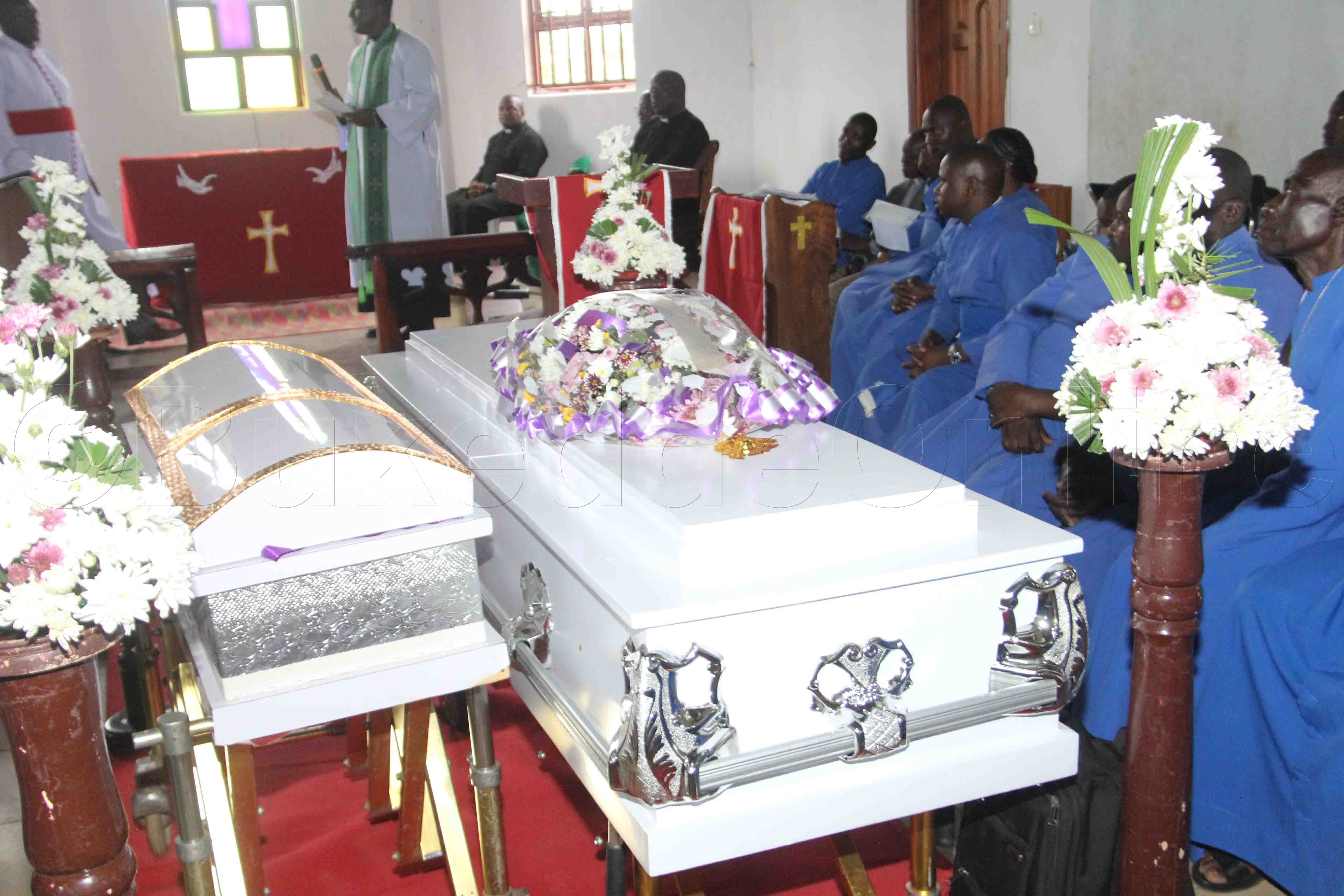 Abagenzi nga bagenda okubasabira gye baabadde mu kkanisa.