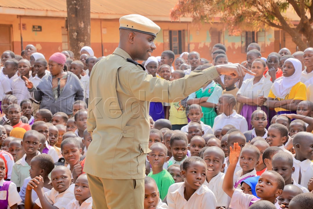 Sp Kananura ng'asomesa abayizi ku kwetangira obubenje.