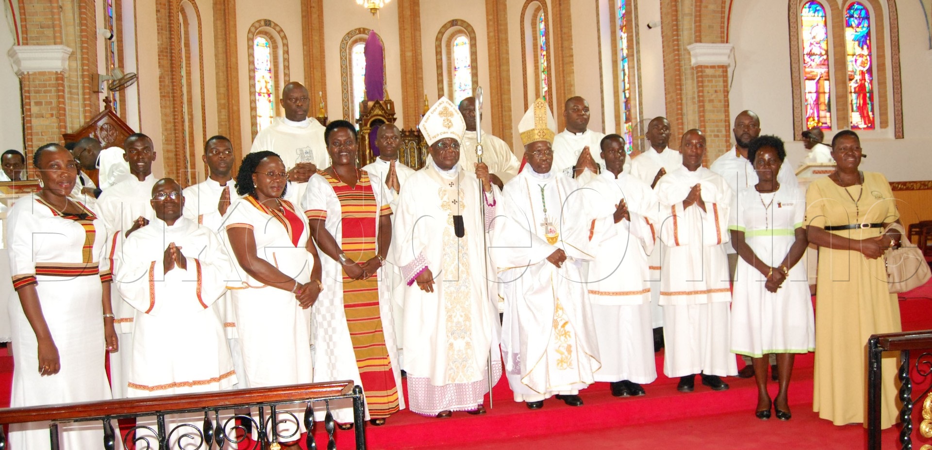 Ssabasumba ng'ali n'abaseminario ab'esimbyewo, ne bazadde baabwe