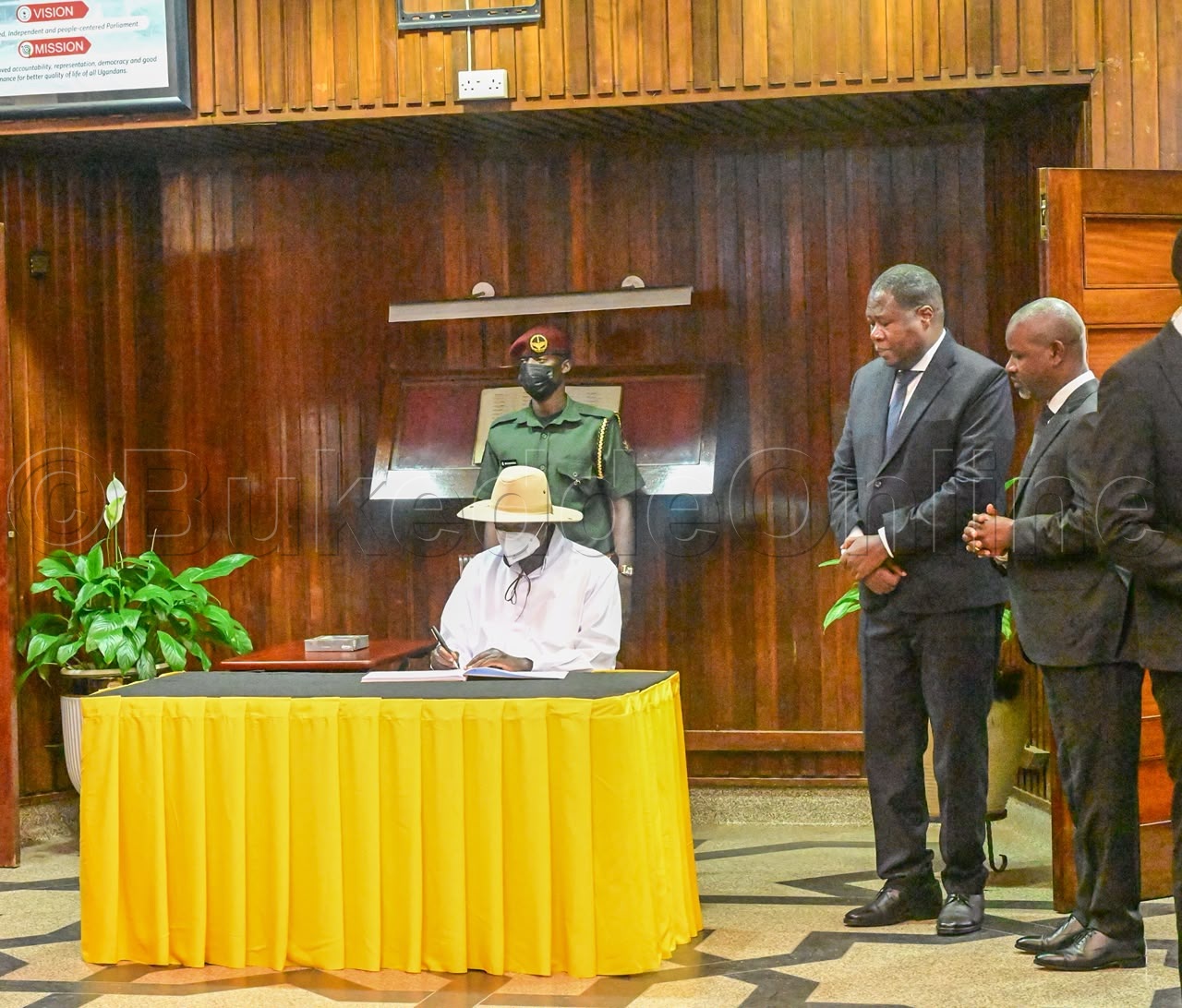 Pulezidenti ng'awandiika mu kitabo ky'abakungubazi.