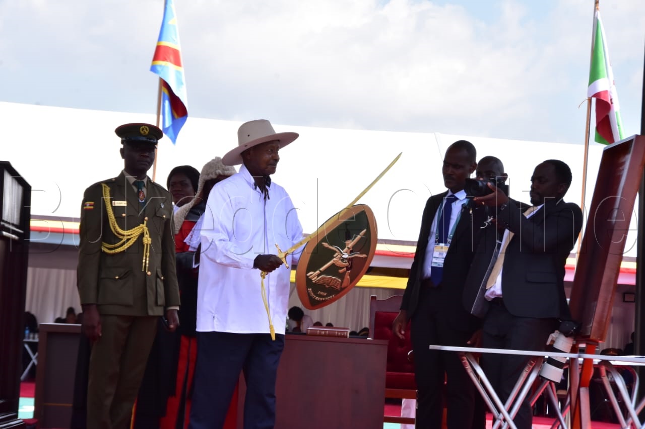 Pulezidenti Museveni ng'akwasibwa engabo ya Uganda