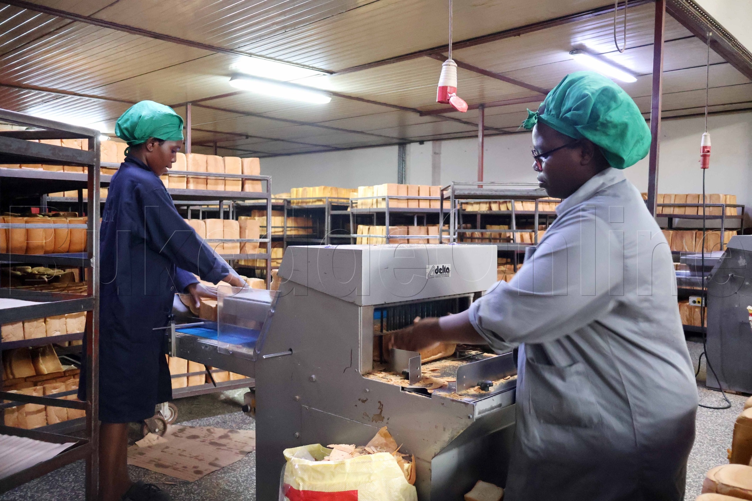 Omukyala ng'apanga emigaati