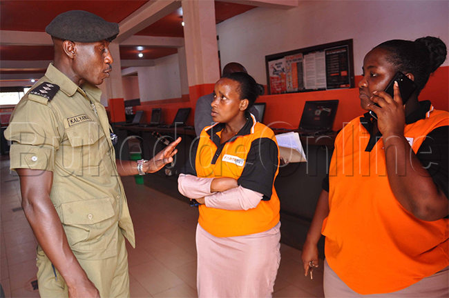Abakozi b'ekibanda kya zzaala nga bannyonnyola poliisi