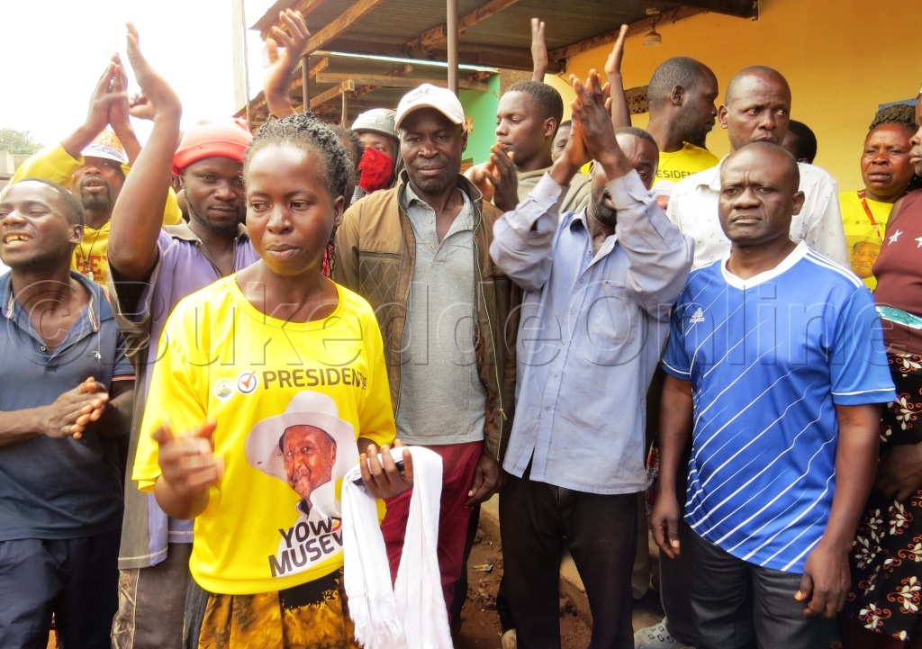 Kansala Birabwa (mu ssaati Ya Nrm) N'abatuuze Oluvannyuma Lw'olukiiko Lw'ekyalo.