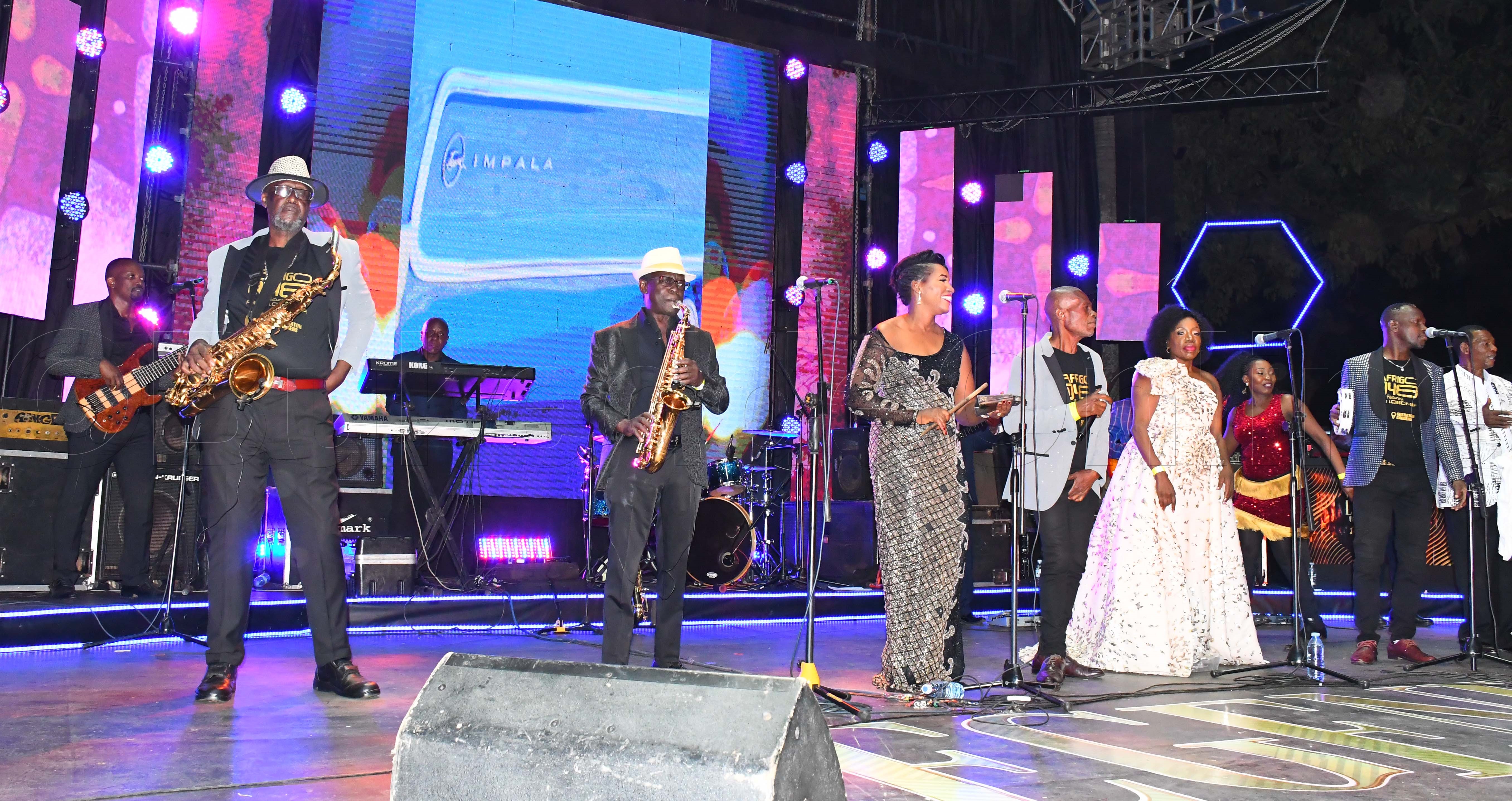 Afrigo band ku siteegi nga basabula abantu omuziki.