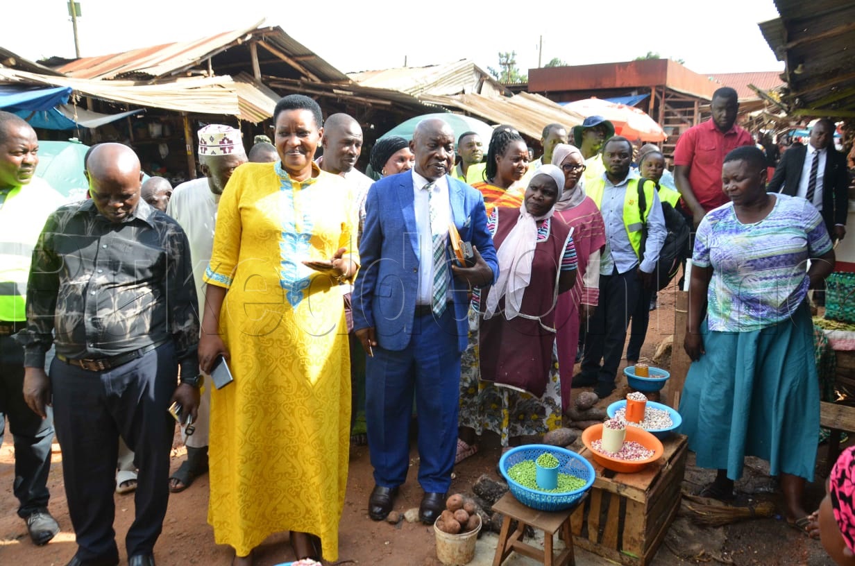 Rdc Mbabazi ng'alambula akatale. Ku kkono ye Kasozi akulira abasuubuzi ne ssentebe wa Wakiso Town Council Fredson Mukalazi.