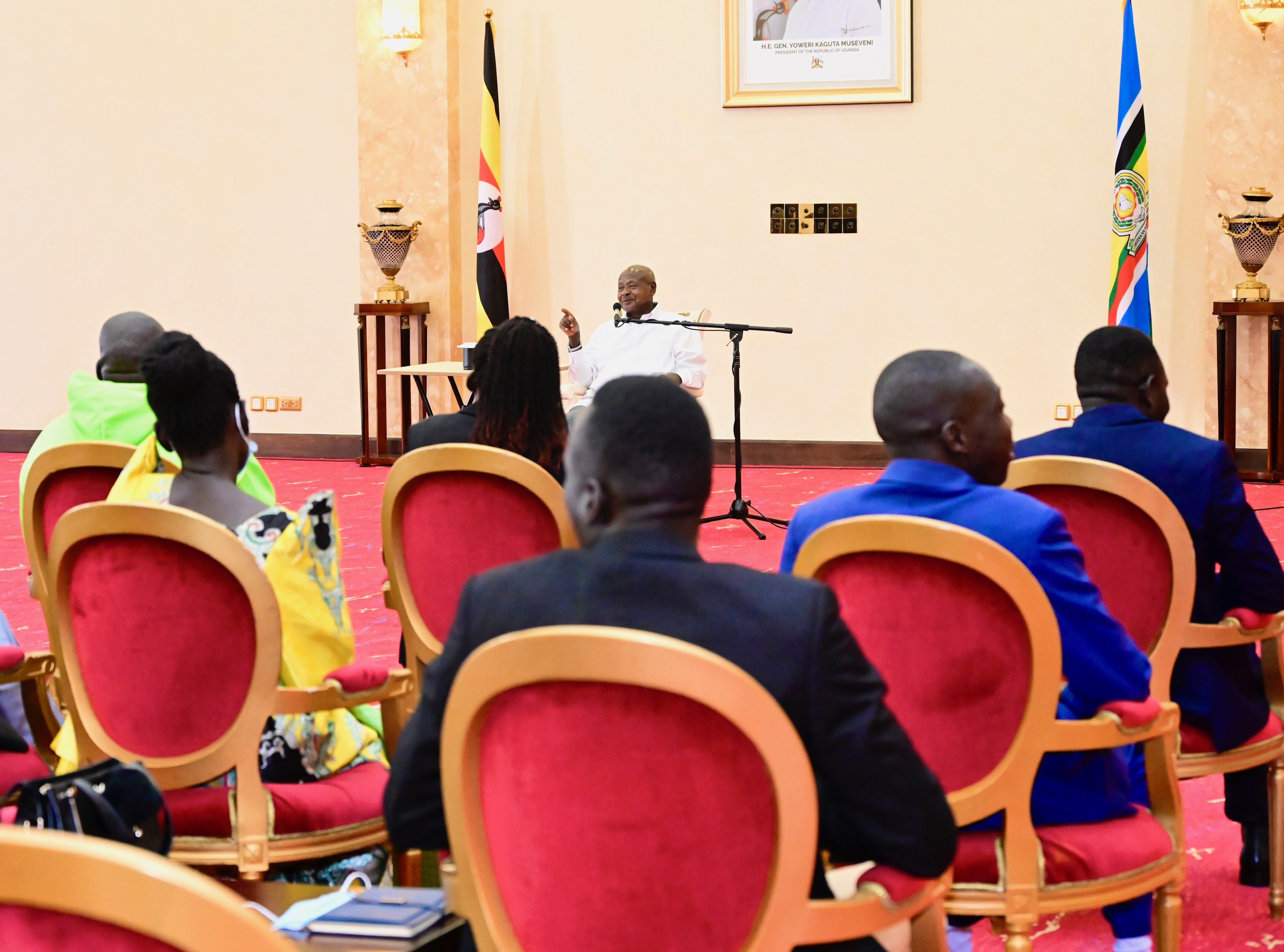 Purezidenti Museveni arikubuganaho abeebembezi ba Amuru aha maka g'obwa Purezidenti, Entebbe kuganiira ahanshonga eziri omu disiturikiti eya Amuru aharwakabiri, ebiro 07/11/2023.