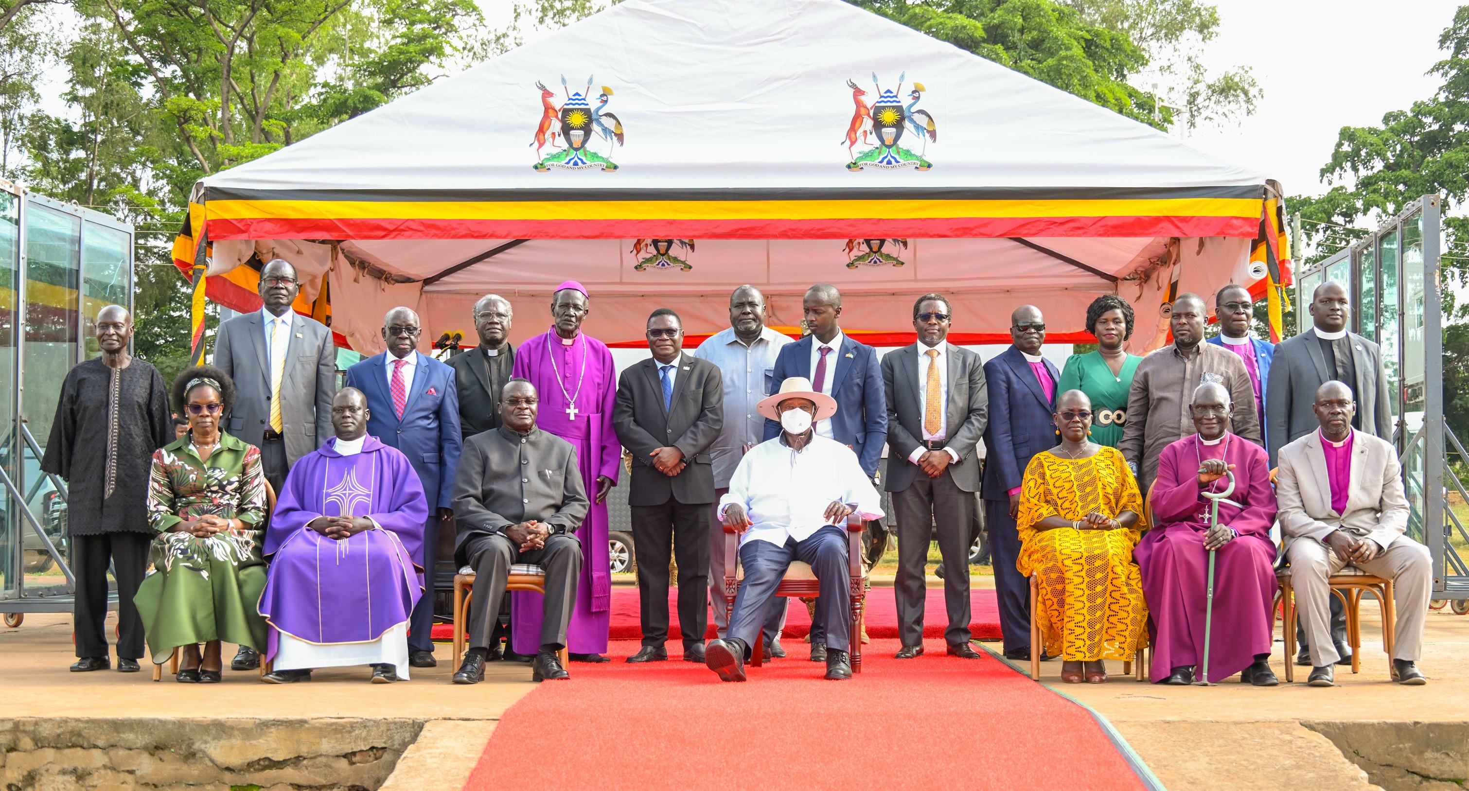 President Museveni asiimire Owiny-Dollo ahabw'okureetaho obumwe omumatemba g'eihanga...(PPU Photo)