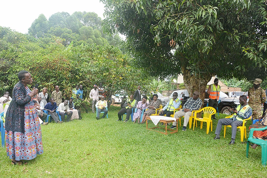 One of the affected residents expressing her concerns to Minister Byamukama (guarded right) during the engagement in Kyakabubi village. Photo by Abaanabasazi