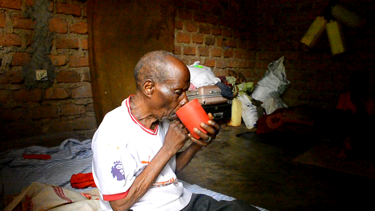 Mzee mu kazigo mw'awangaalira mwe yadda.