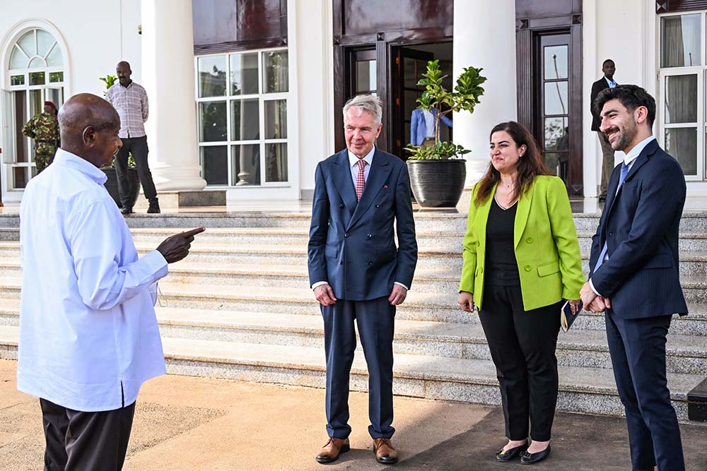 President Museveni shares a light moment with the United Nations Secretary General Personal Envoy for Sudan H.E. Pekka Haavisto (L) and his delegation after a meeting at State House Entebbe on Friday.