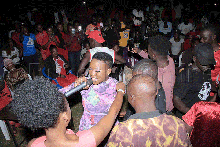 Vivivan Tendo ng'akuba abantu omuziki ogwakutte wansi ne waggulu.