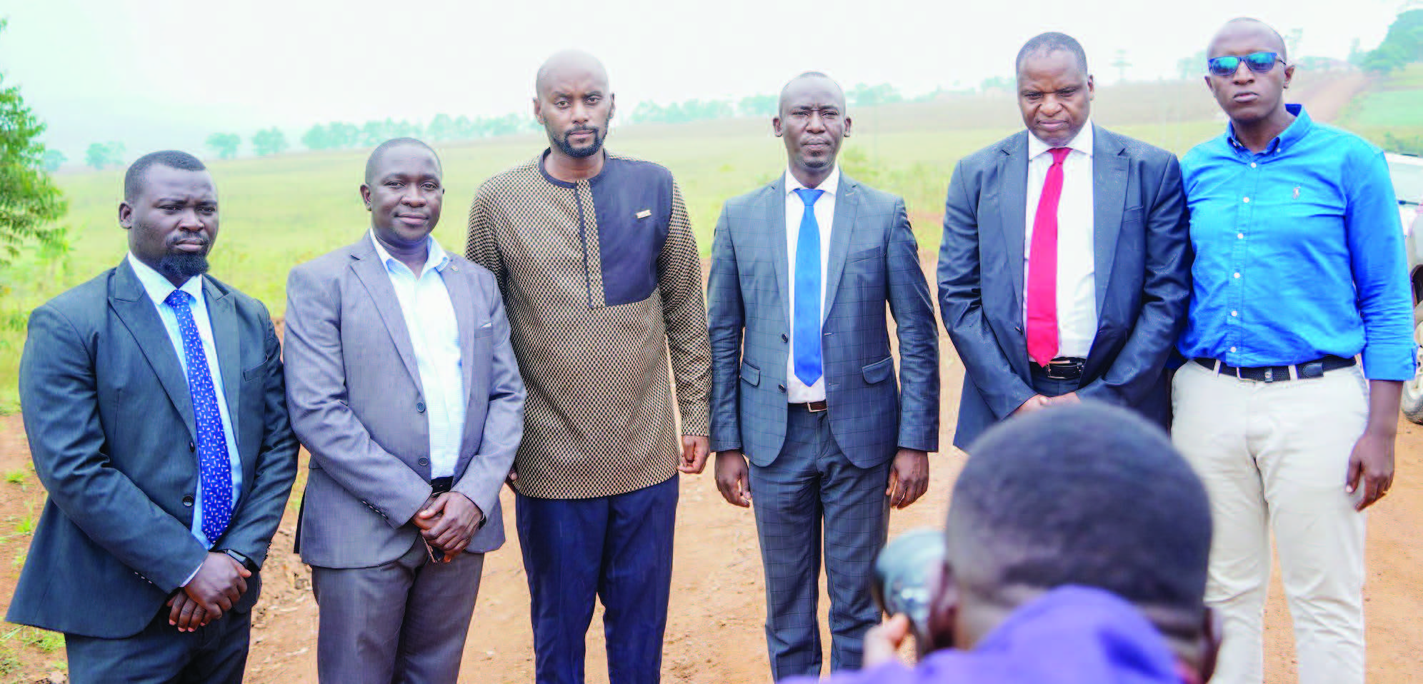 Okuva ku kkono; Jonathan Erutu, George Musisi, Rubongoya, Muyizzi, Kakande ne Katana oluvannyuma lw&rsquo;okulambula abasibe e Kitalya eggulo.