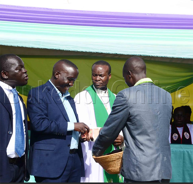 Dr Kasasa nga basonda ssente ez'okuzimba ekkanisa ye Kakeeka