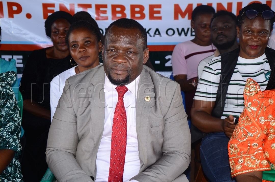 Omubaka we Ntebe Micheal Kakembo Mbwatekamwa nga alinze okwogerako n'abalonzi e Kigungu