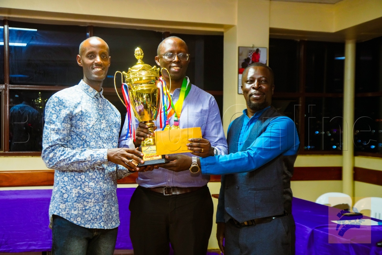 Mwaka ku ddyo nga akwasa abwanguzi ekikopo ne ssente