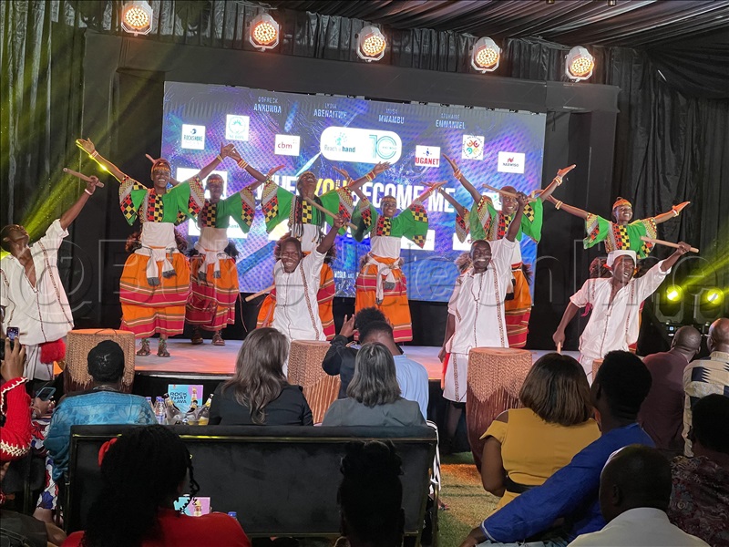 Abazinnyi Nga Basanyusa Abagenyi