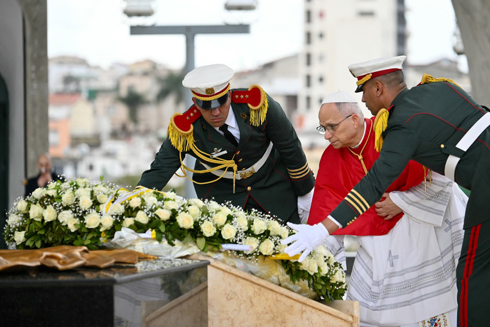 Pope Leo XIV lays a wreath of flowers as he visits the Maqam Echahid Martyrs&rsquo; Monument in El Madania, near Algiers on April 13, 2026. (AFP)