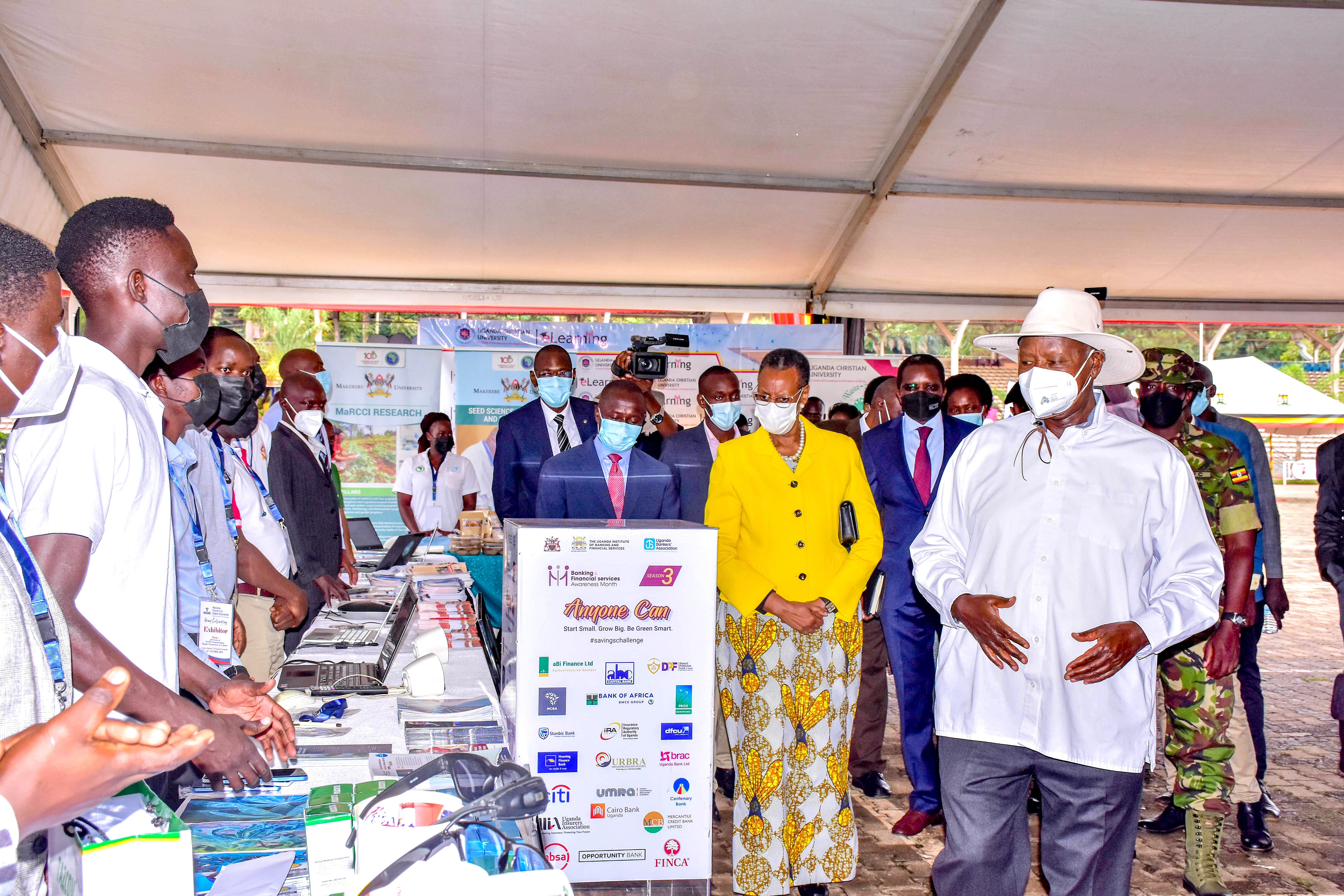 Pulezidenti Yoweri Kaguta ne mukyalawe Janet Kataha wamu n'abamu ku bakungu mu minisitule y'eby'enjigiriza  nga balambula emidaala gya yunivasite ez'enjawulo