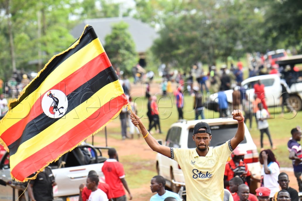 Omuwagizi wa Bobi Wine ng'awanise Bbendera ya Uganda