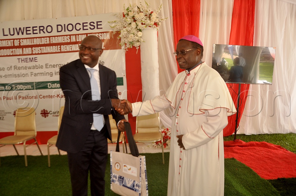 Edward Ddamulira Sengonzi exchanges gifts with Kasana Luweero Catholic Bishop Lawrence Mukasa. (Photo by Frederick Kiwanuka)