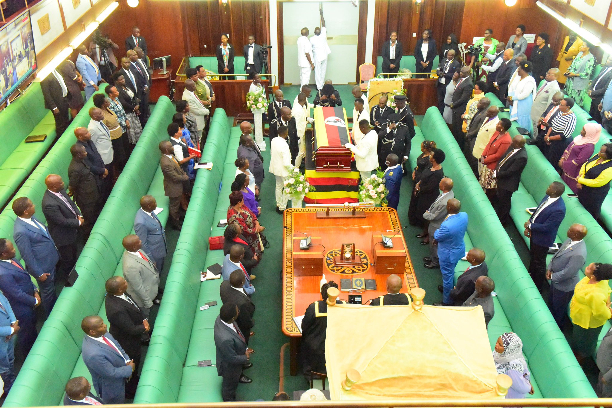 Ababaka nga Bayimuse Okwaniriza Omubiri Gw'omugenzi Mpanga