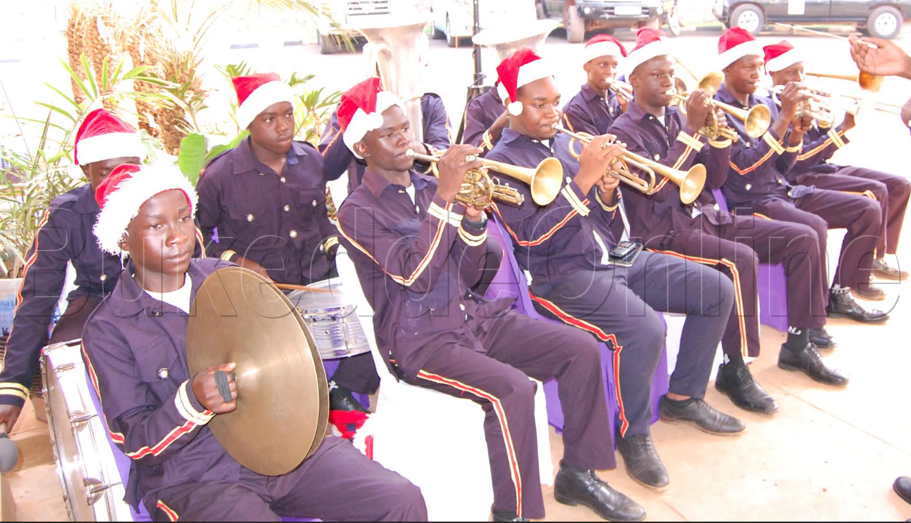 Kkwaya ng'efuuwa omulele