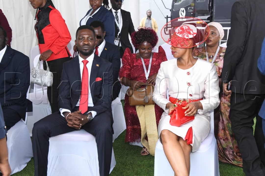 Bobi Wine ne mukyala we nga batuuse ku kakiiko k'ebyokulonda