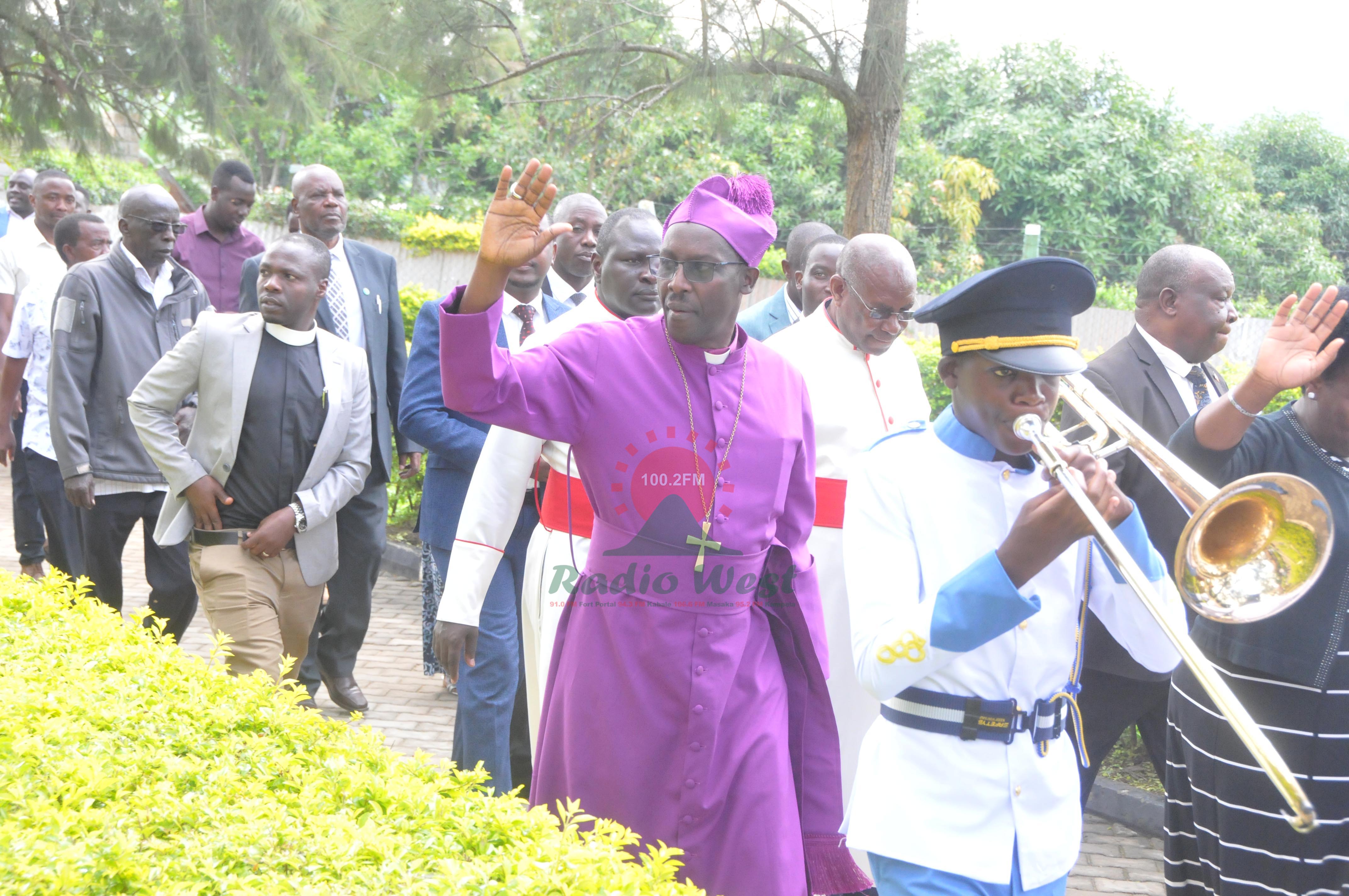 Biishopu Sheldon arikuhubira abeegi b'eishomero erya Mbarara Junior School omuri Mbarara.