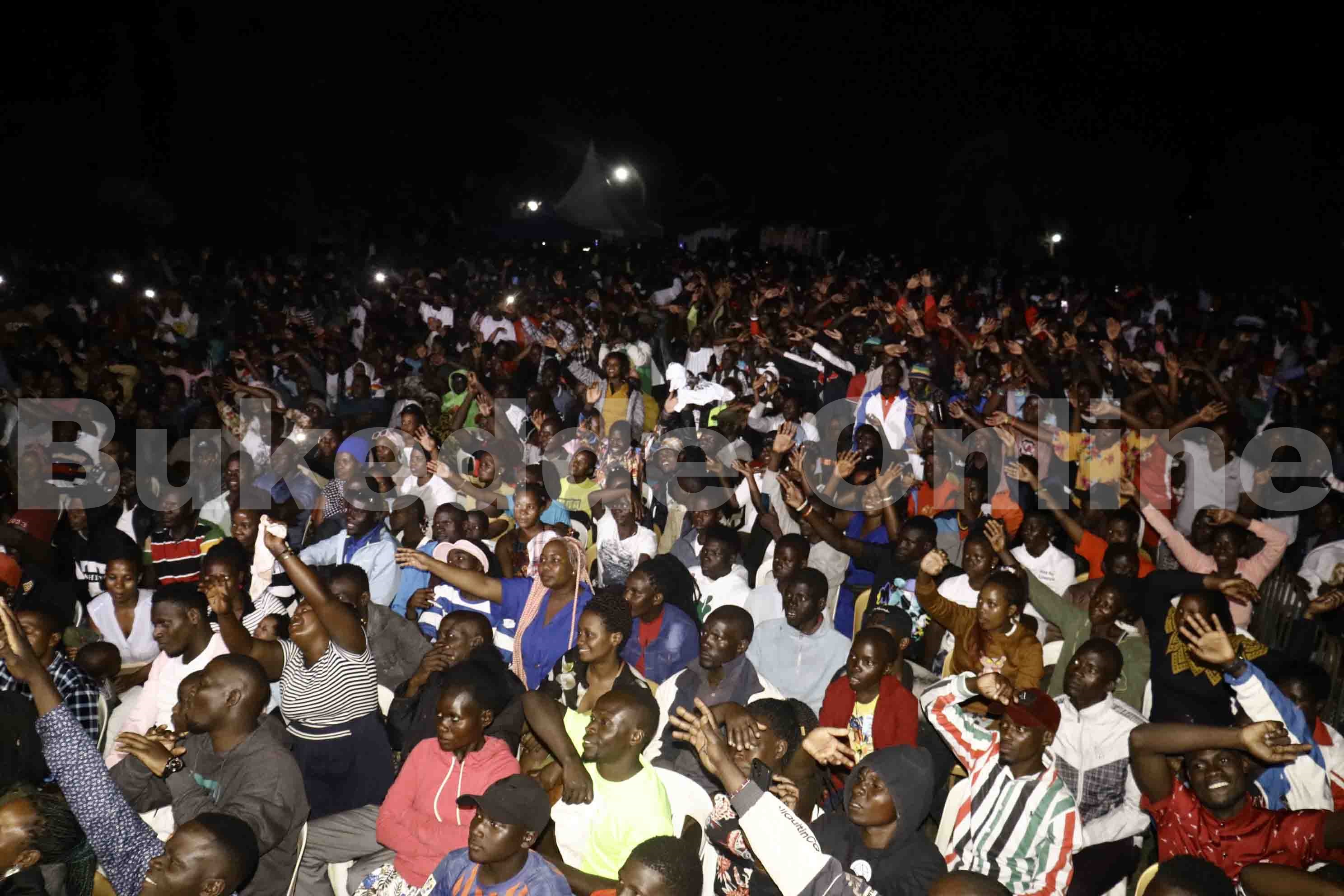 Abawagizi ba Gravity e Mukono ku Summer Gardens nga bamulaga essanyu.