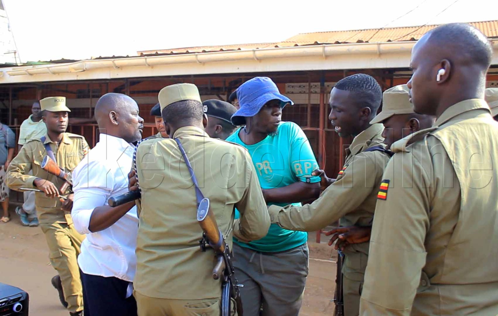 Poliiis eng'ekutte omuvubika abaadde akola effujjo mu kulonda