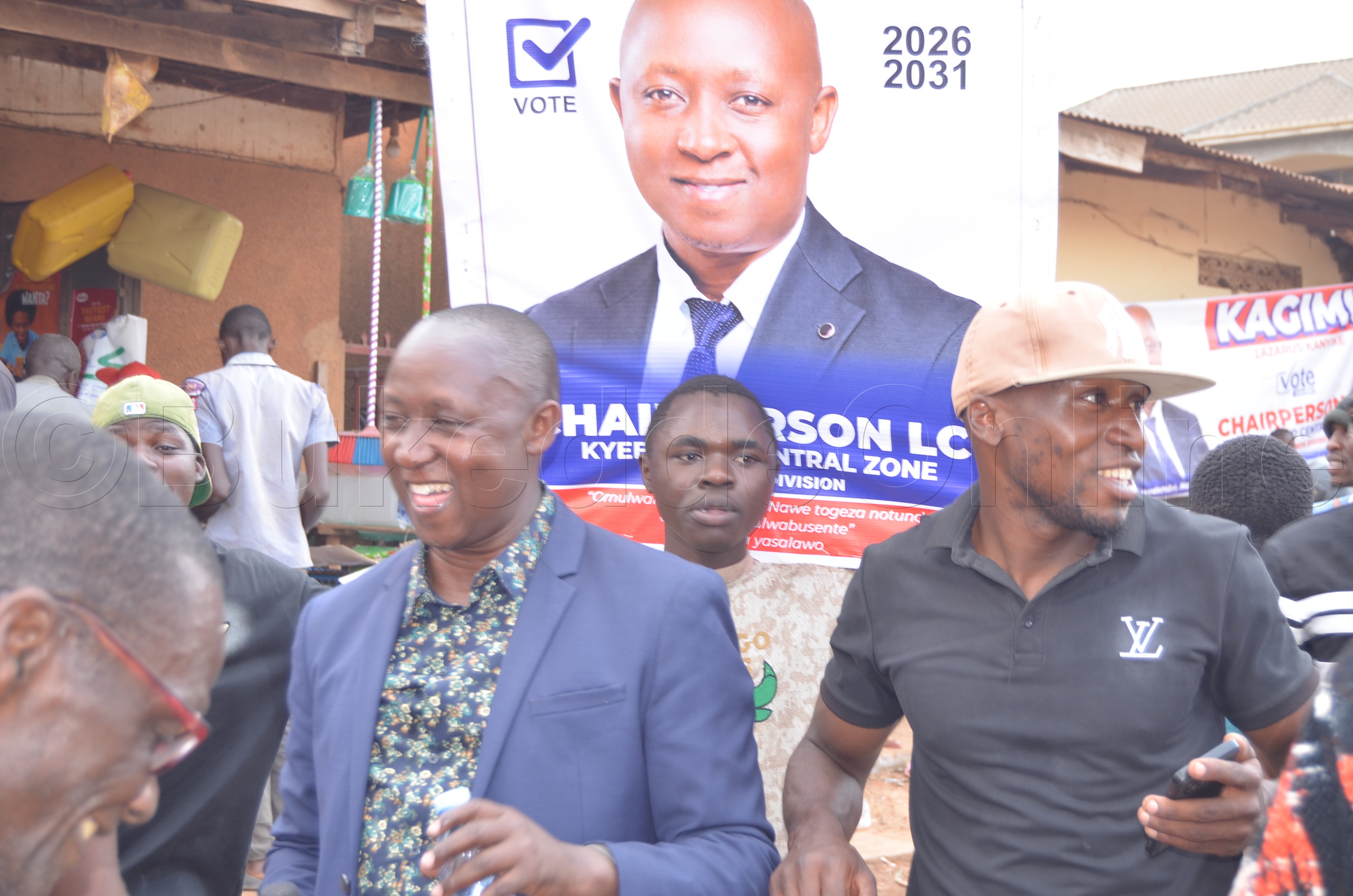 Lazarus Kagimu Kanyike gwe babadde basibiddeko olukoba ate nga ye ssentebe abaddeko. Kkooti) Nga Ajaguza N'abawagizi Be (2)