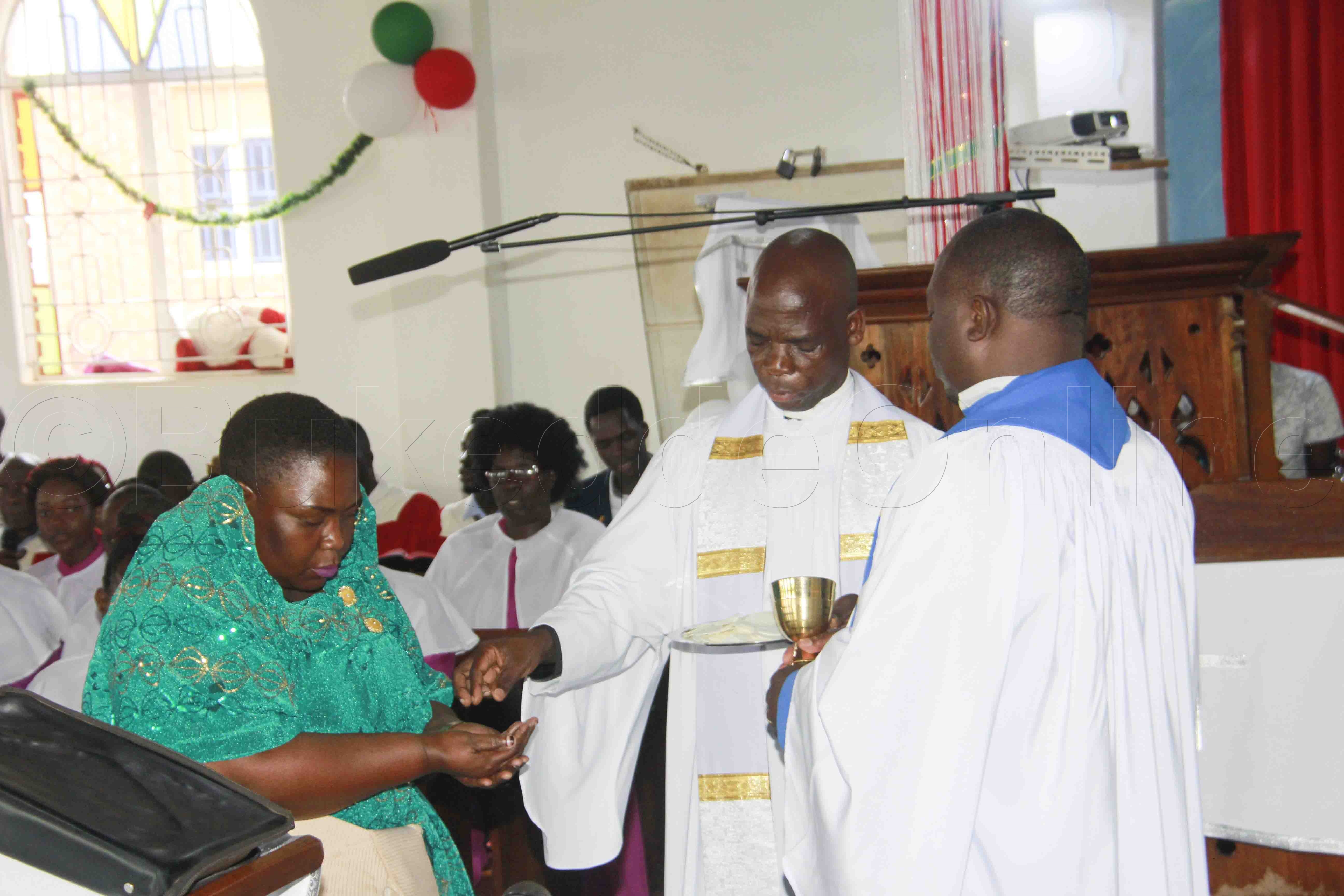 Omusumba Samuel Ssekubunga ng'asembeza Abakristaayo.