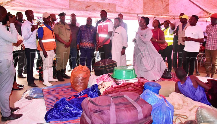 Kirumira N'abalala Nga Batuuseeko Mu Weema Awasulwa Abantu Abaakosebwa.