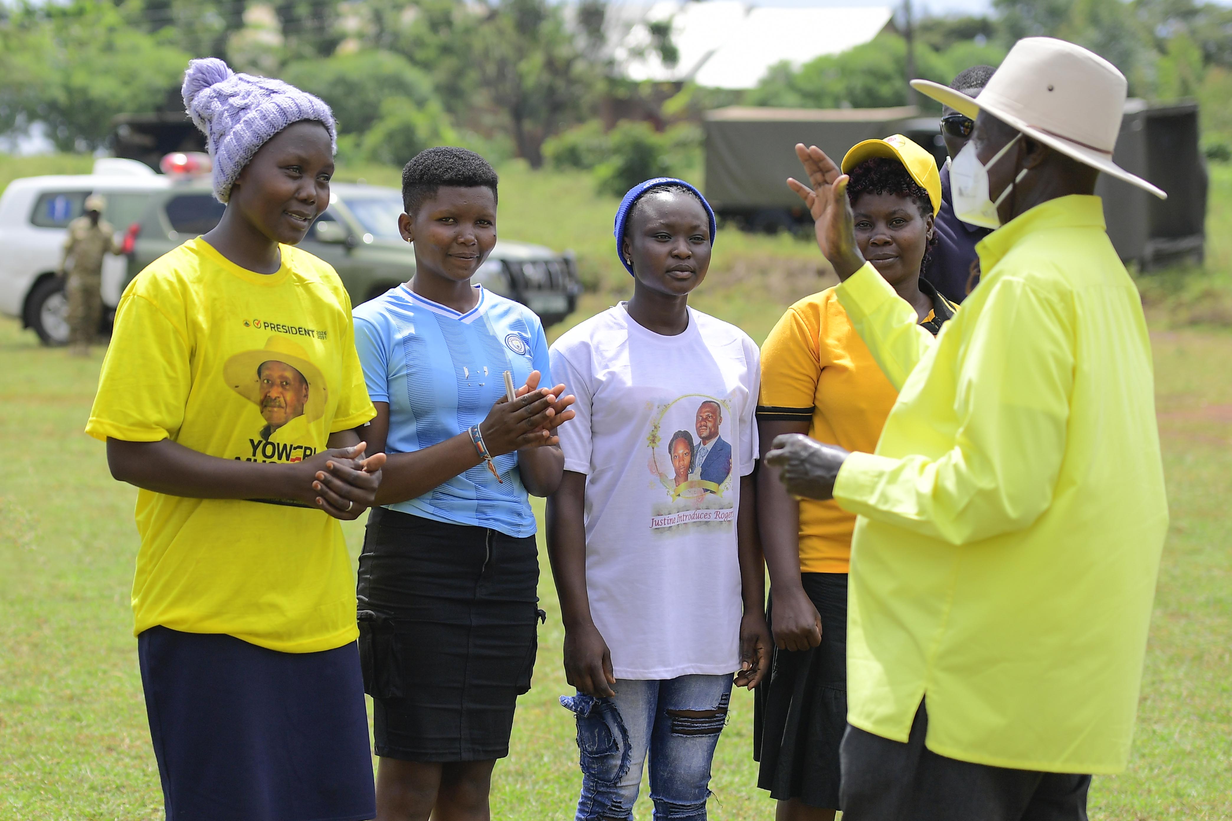 President Museveni interacting with youth at the campaign rally. (PPU)