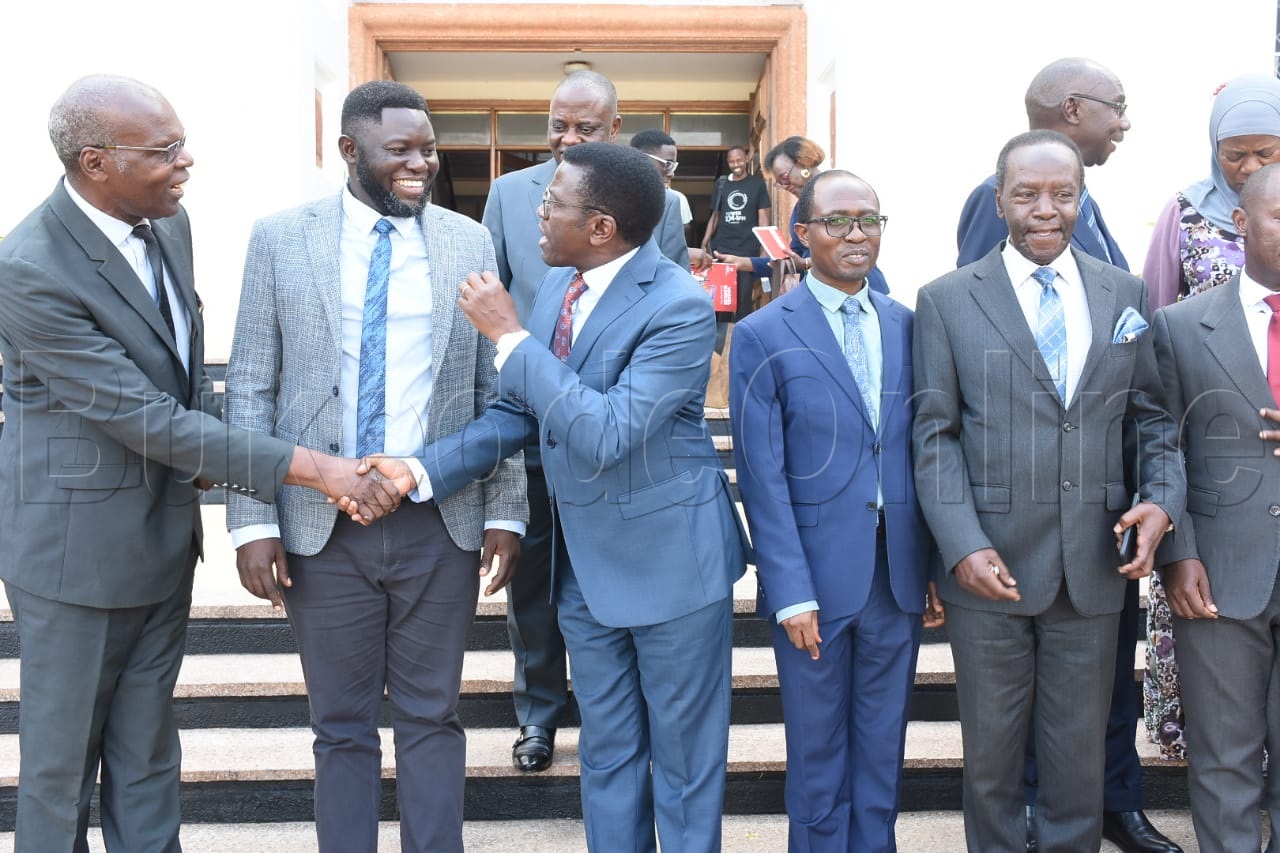 Katikkiro Mayiga ng'abuuza ku bantu
