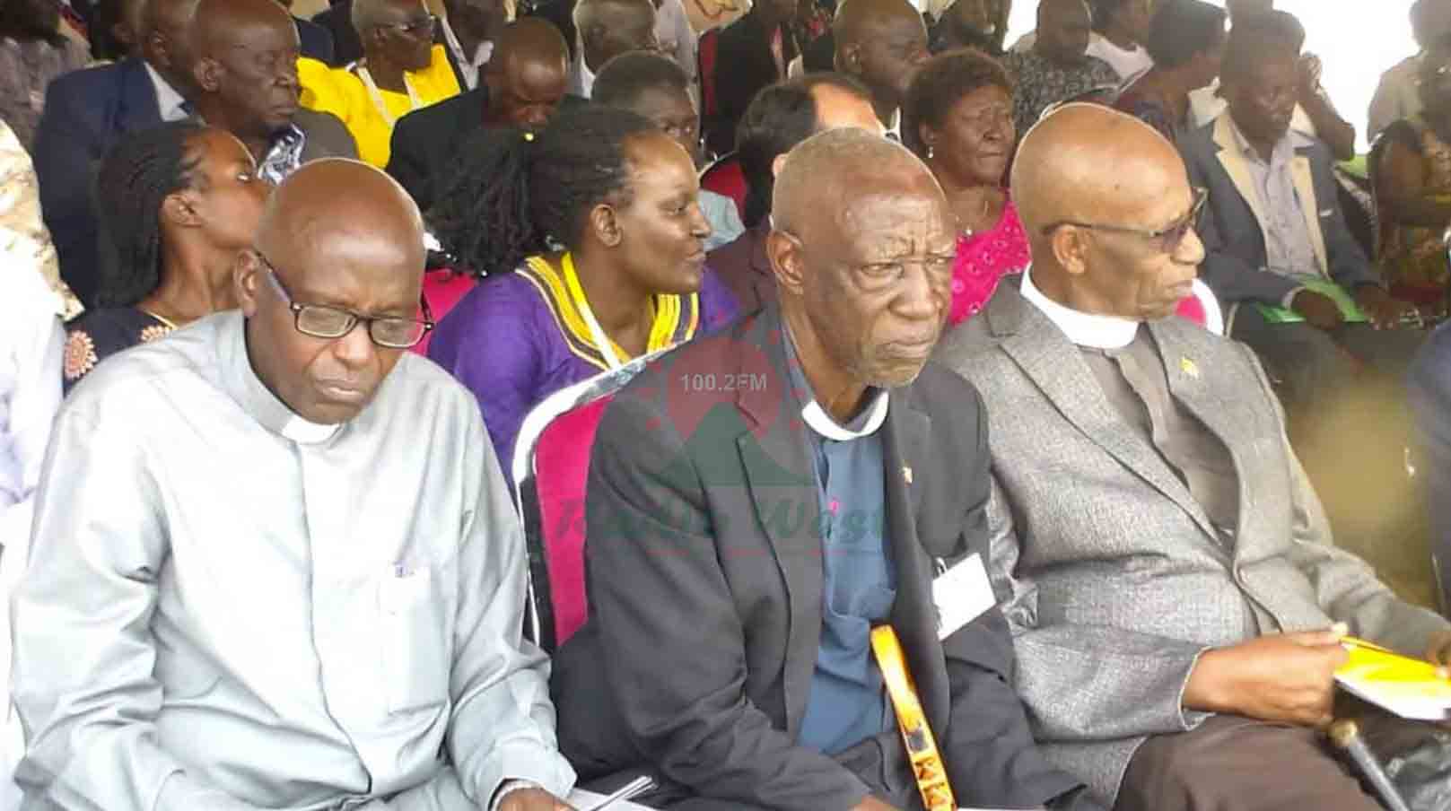 Nabbanja yayongyera yajumirira abantu abakuzire abarikubaganisamu amataka ngu eki kyongiire ekoresa mbi y’amataka hamwe n'emihondano. Photo by Phillip Murangira.