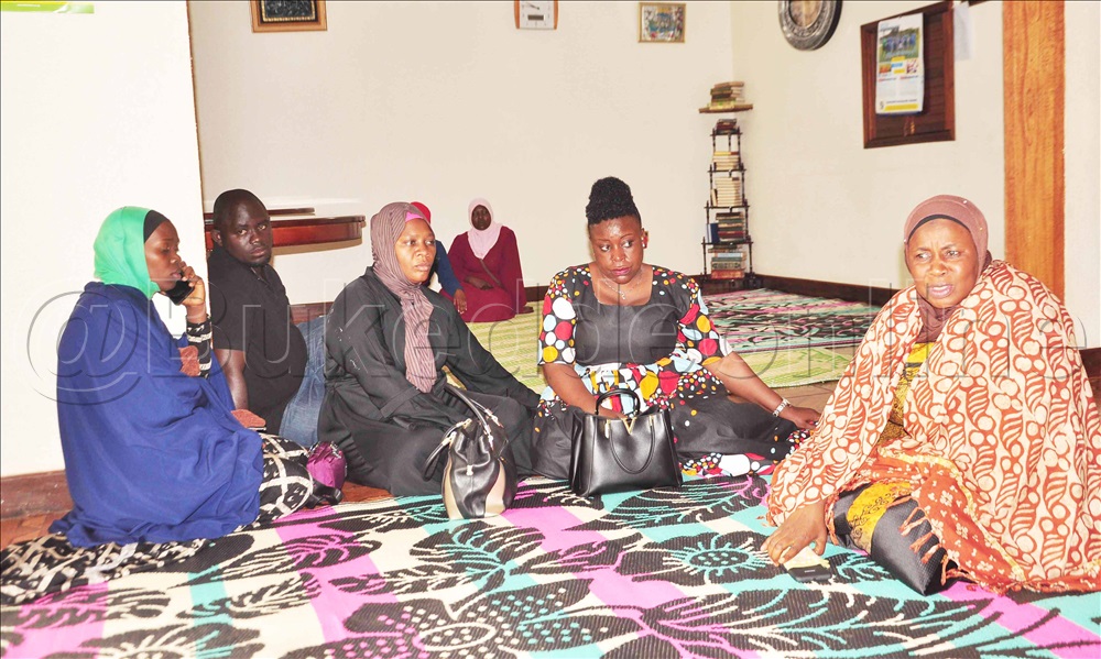 Nnamwandu Sarah Nabuuma Ku Ddyo N'abakungubazi Mu Maka G'omugenzi E Muyenga.