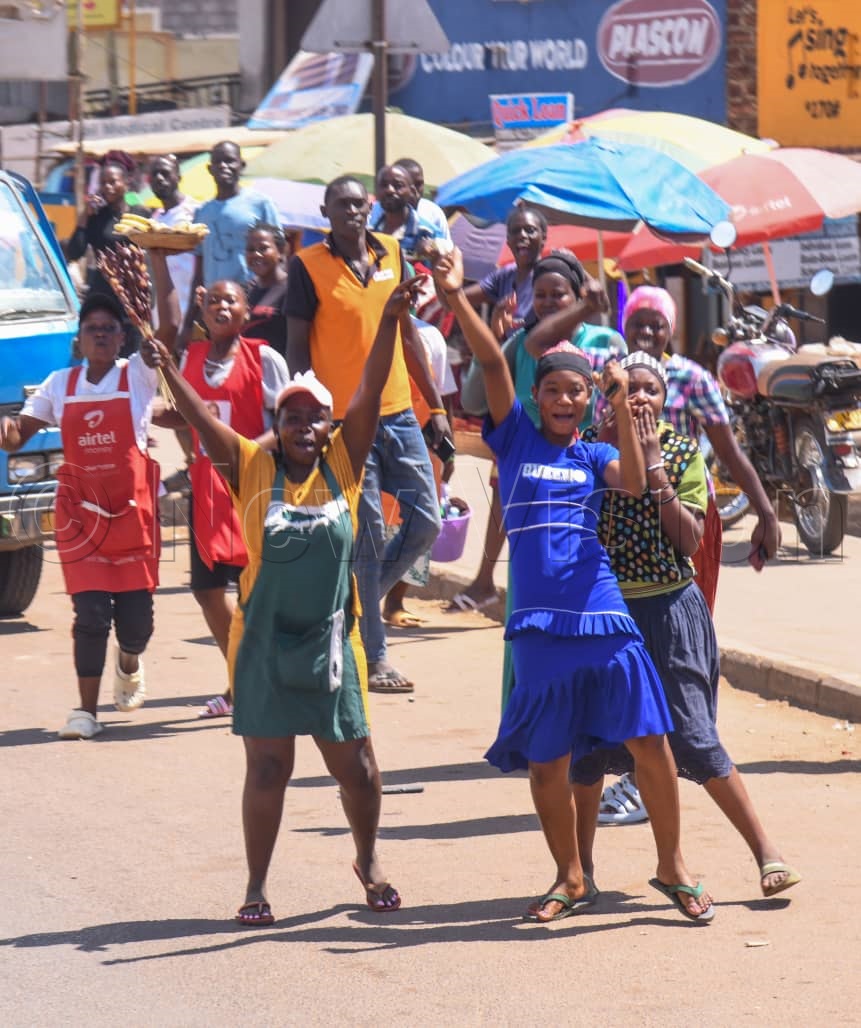 Buikwe residents cheering Kyagulanyi. (Credit: Ponsiano Nsimbi)