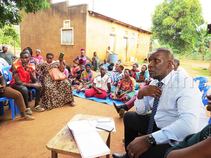 Collins Kafeero Ng'annyonnyola Mu Lukiiko.