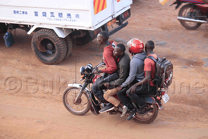 Waakiri okutuulako abasatu nga tebalinnye taxi! 