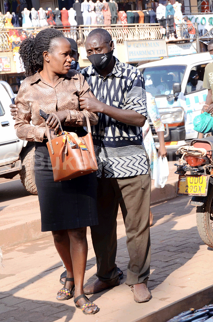 'Yambala masiki yo mangu teweekoza' , omuserikale bwe yalabise ng'agamba omukazi eyabadde atadde masiki mu bulago