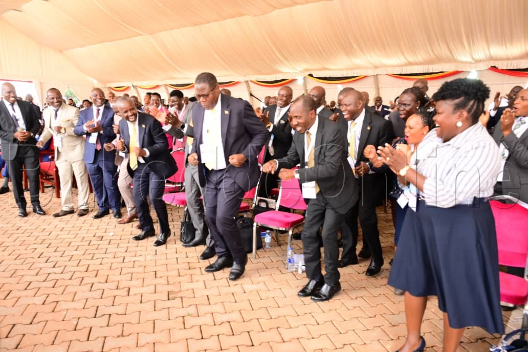 Jacob Oboth Oboth ng'asala Dance oluvannyuma lw'okuwangula akalulu