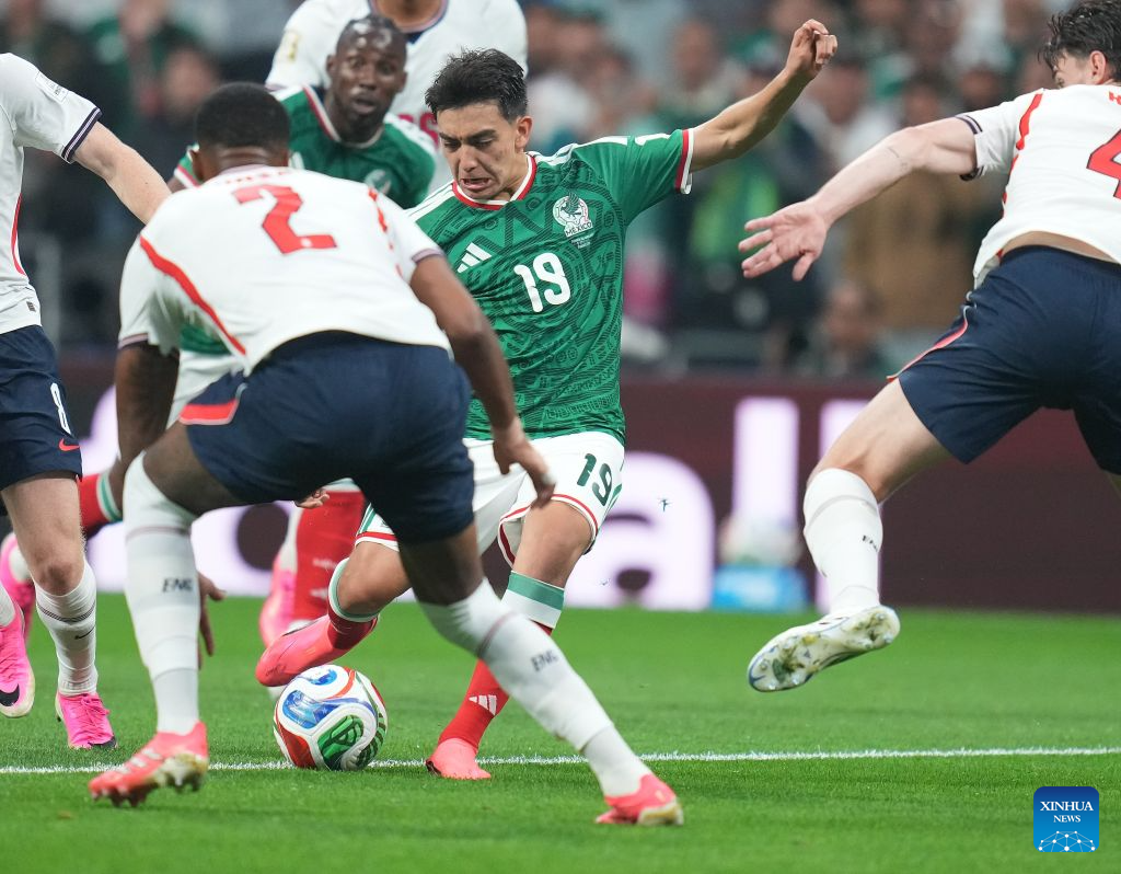 Gilberto Mora (C) of Mexico moves the ball forward during the round of 16 match between Mexico and England at the 2026 FIFA World Cup at the Mexico City Stadium, Mexico, July 5, 2026. (Photo by Martin Zabala/Xinhua)