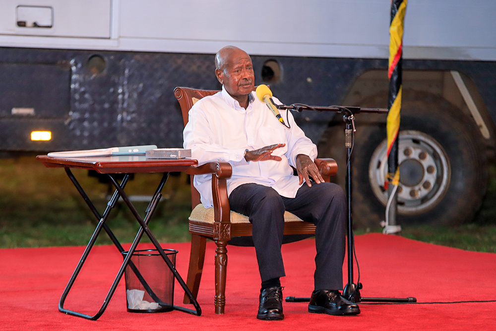 President Museveni interacting with journalists. (PPU)
