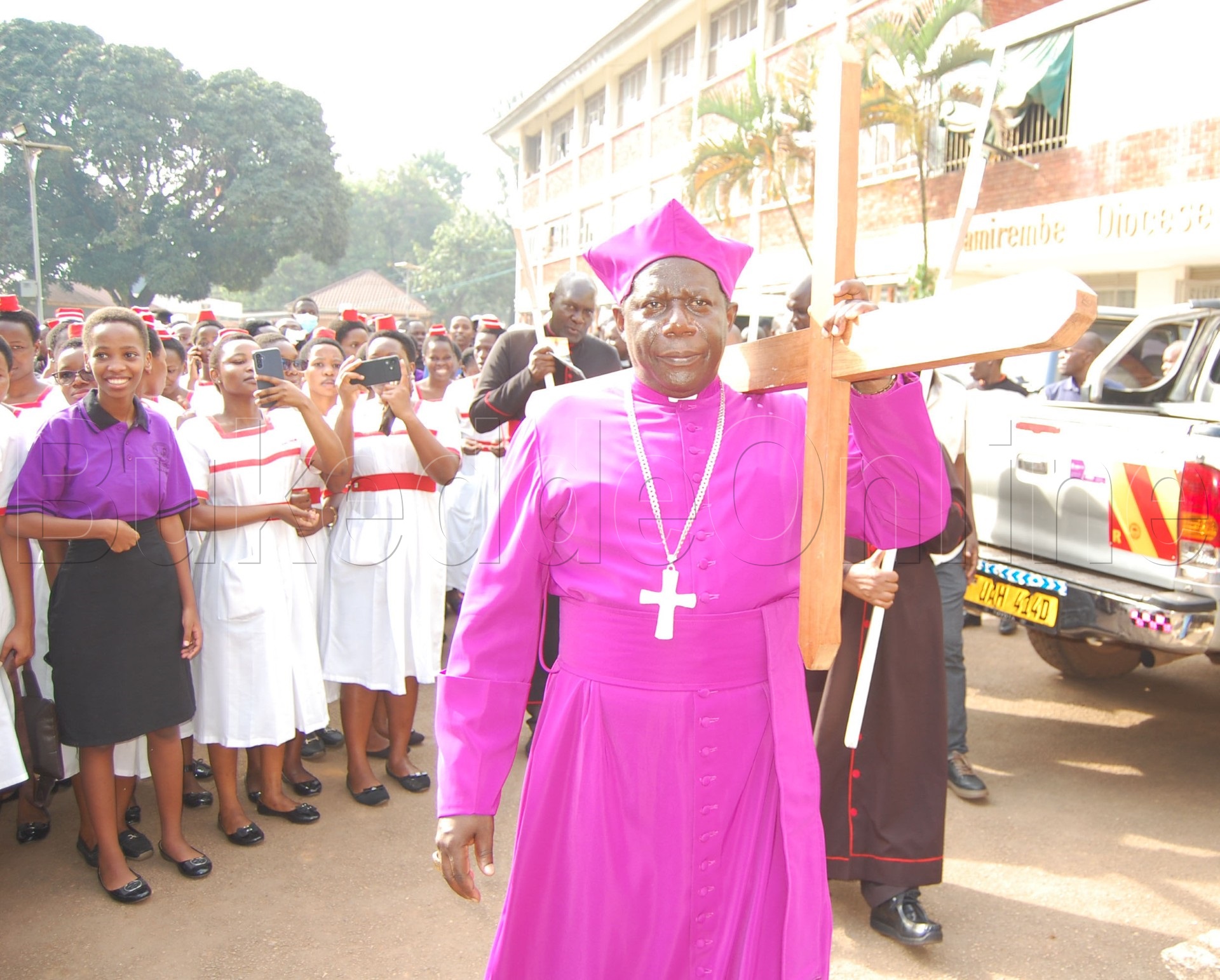 Bishop Bbanja ng'ali mu kutambuza ekkubo ly'omusaalaba